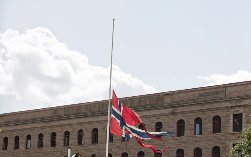 Norska flaggan på halv stång. 