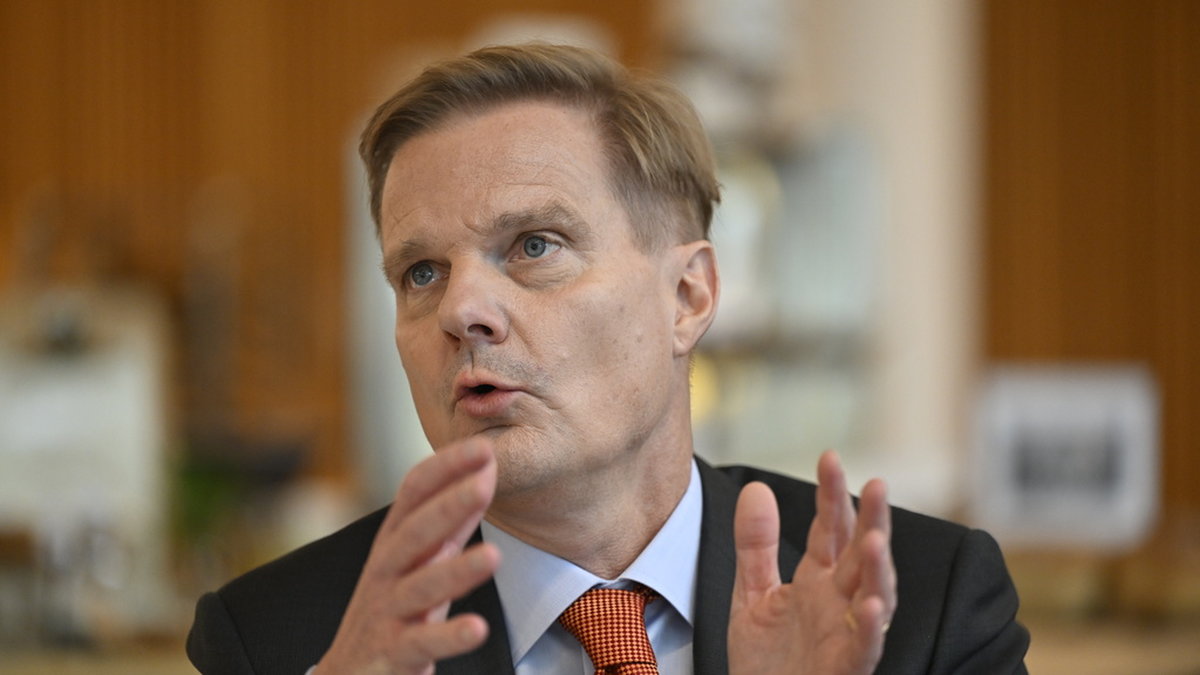 Rapport från Swedbank, med vd och koncernchef Jens Henriksson. Arkivbild.