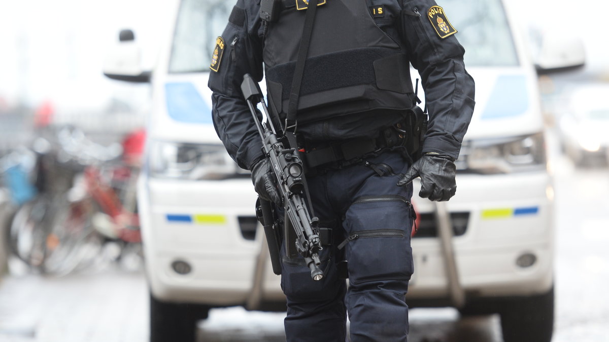 Poliser med förstärkningsvapen i centrala Linköping.