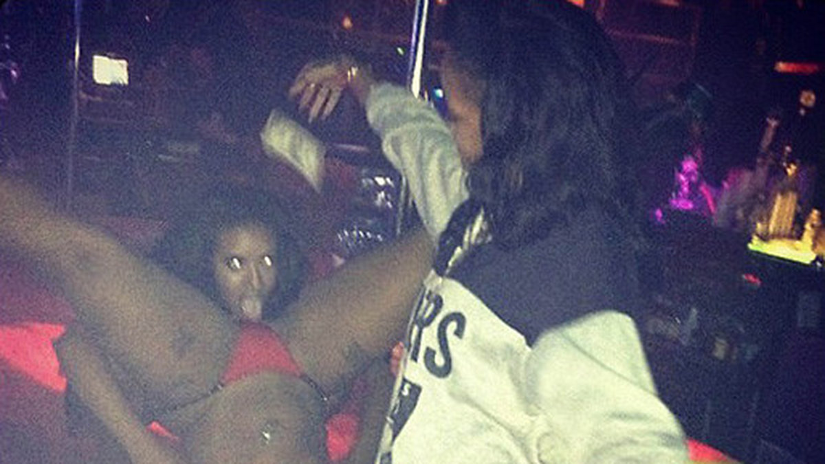 Rihanna älskar en bra fest, och allra mest om den inkluderar strippor. Här dricksar Rihanna två strippor på en klubb. 