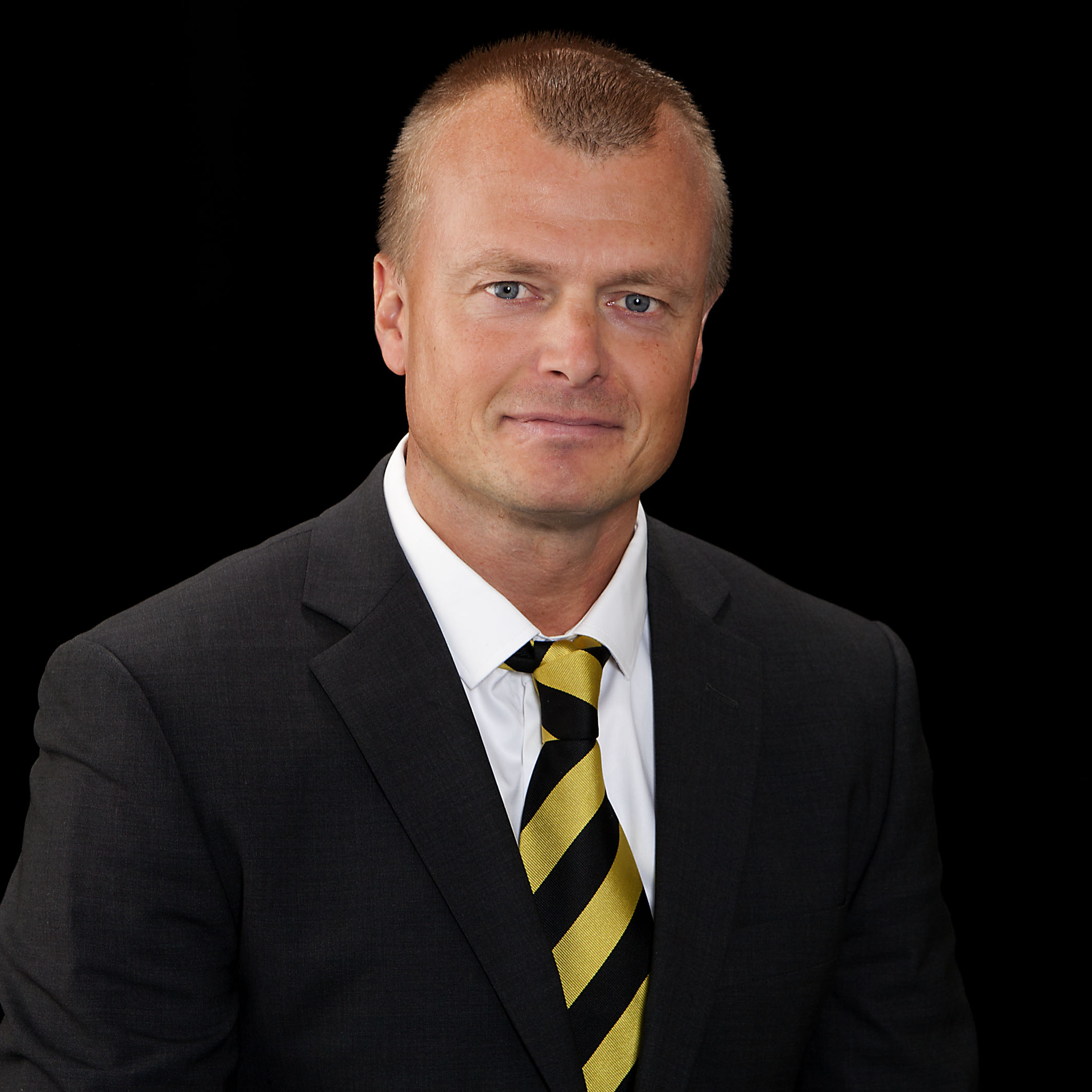 AIK:s sportchef Gozzi var tidigt ute och försvarade fansen efter skandalderbyt. 