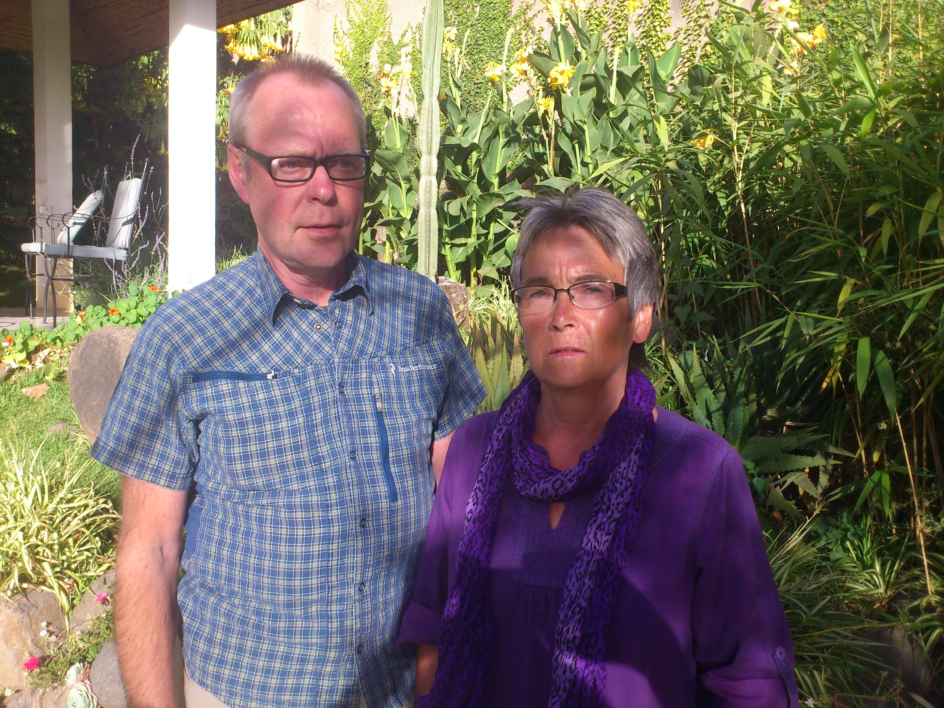 Johan Perssons föräldrar Kjell och Kristina stannade kvar i Addis Abeba efter förra omgången i rättsprocessen. nu väntar de spänt på onsdagens dom mot deras son och reportern Martin Schibbye. 