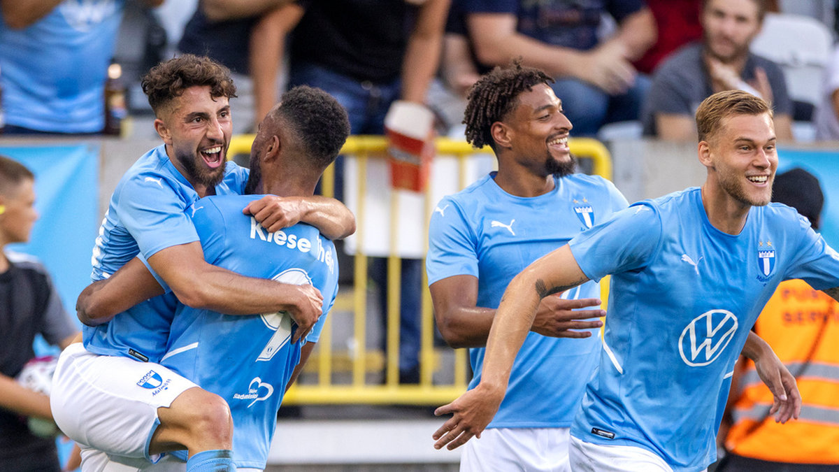 Malmö FF-spelarna jublar efter Moustafa Zeidans (till vänster) ledningsmål hemma mot turkiska Sivasspor i playoff till Europa League. MFF vann det första mötet av två med 3–1.