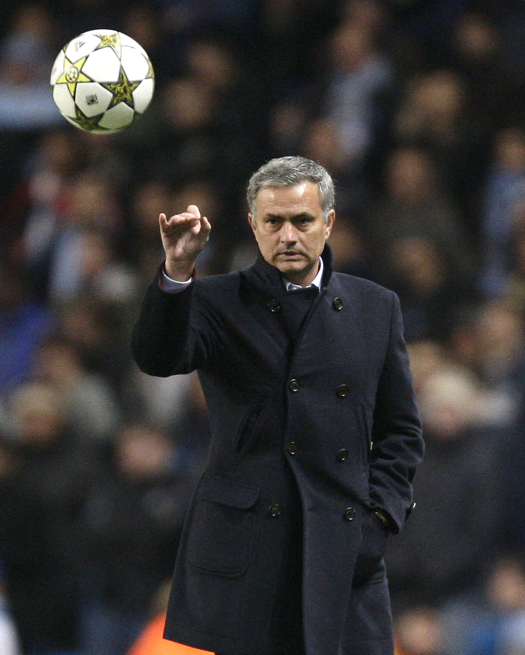 José Mourinho passar vidare bollen. Real Madrid är vidare till slutspelet. José Mourinho passar vidare bollen. Real Madrid är vidare till slutspelet.
