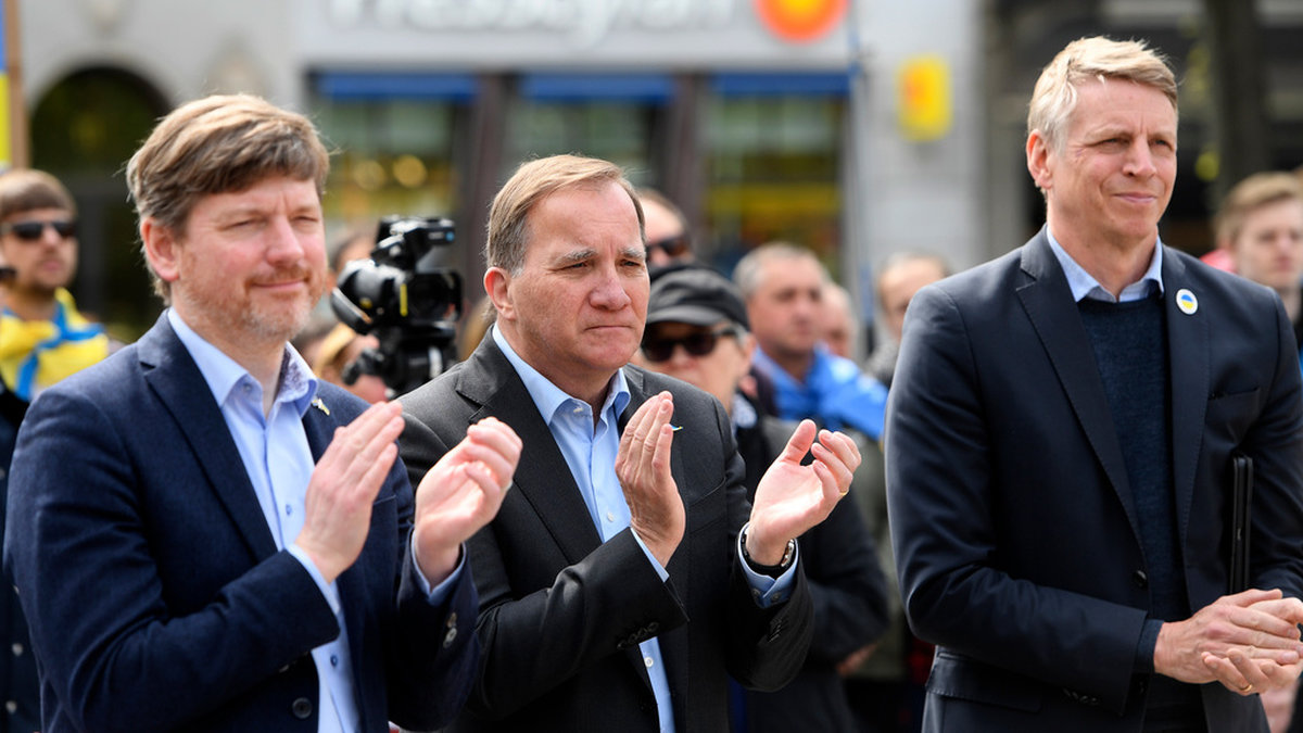 Martin Ådahl (C), tidigare statsminister Stefan Löfven (S) och Miljöpartiets språkrör Per Bolund deltar i en demonstration mot Rysslands krig i Ukraina på Norrmalmstorg.