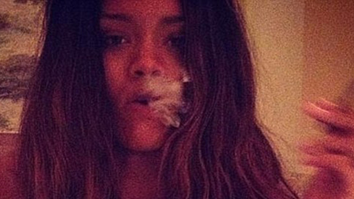 Rihanna rökte en joint. 