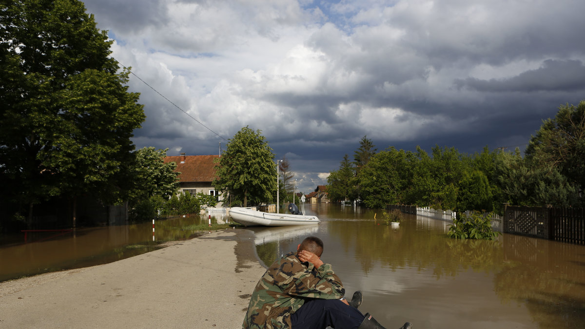 Tiotusentals människor har fått fly sina hem i Bosnien. 