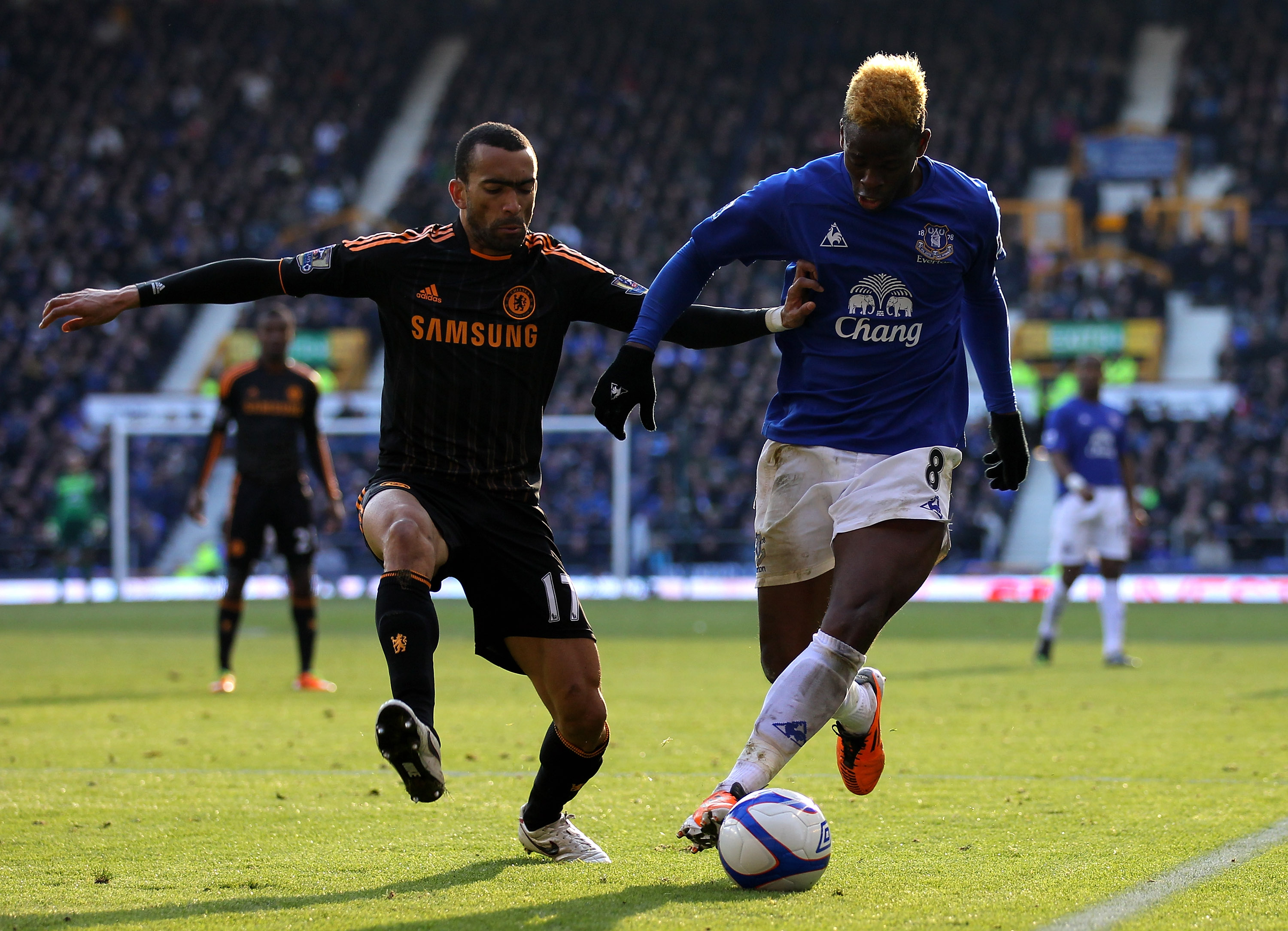 Louis Saha, här i Everton-tröjan, i kamp om bollen med Chelseas Jose Bosingwa.