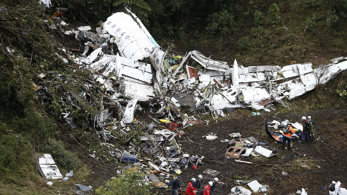 Sex av de 77 passagerarna överlevde. 