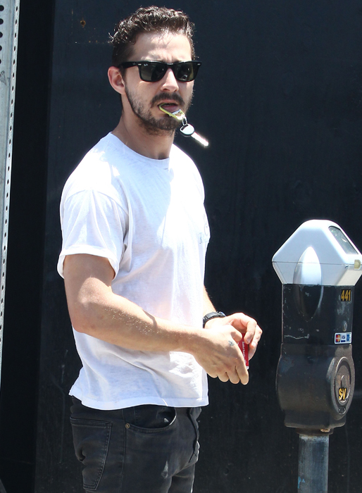 Shia LaBeouf har nycklarna i munnen. Shia LaBeouf har nycklarna i munnen.