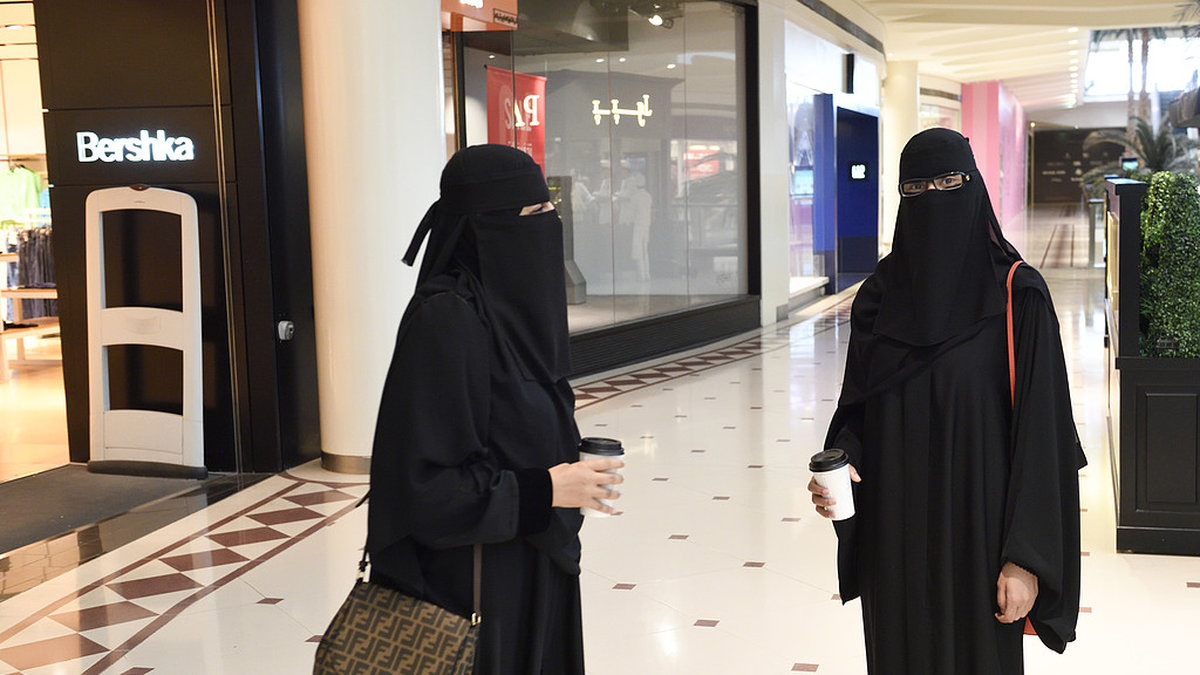 Två kvinnor i köpcentrum i Saudiarabien