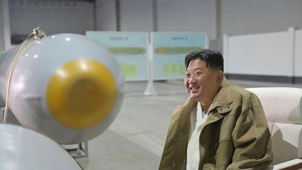 Nordkoreas ledare Kim Jong-Un inspekterar vad som uppges vara en undervattensdrönare kallad 'Haeil', koreanska för 'tsunami'.
