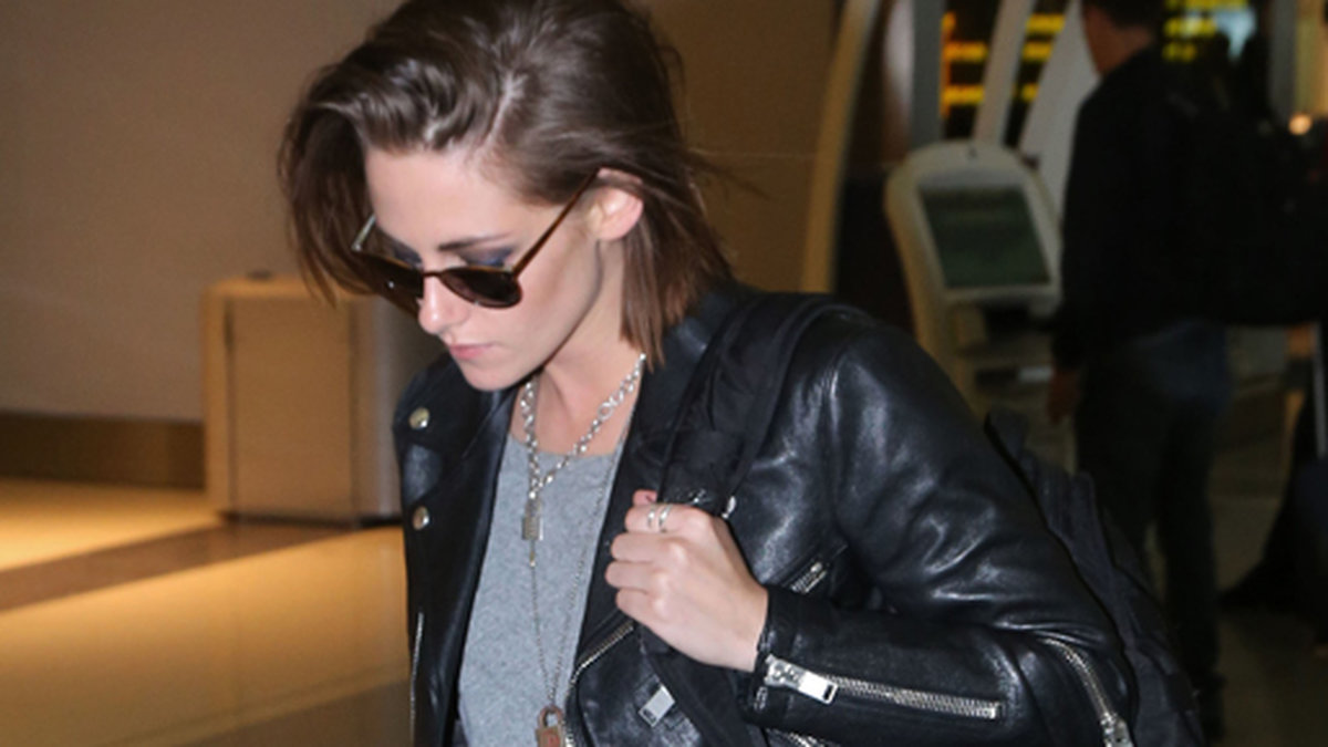 Kristen Stewart lämnar filmfestivalen i Toronto.