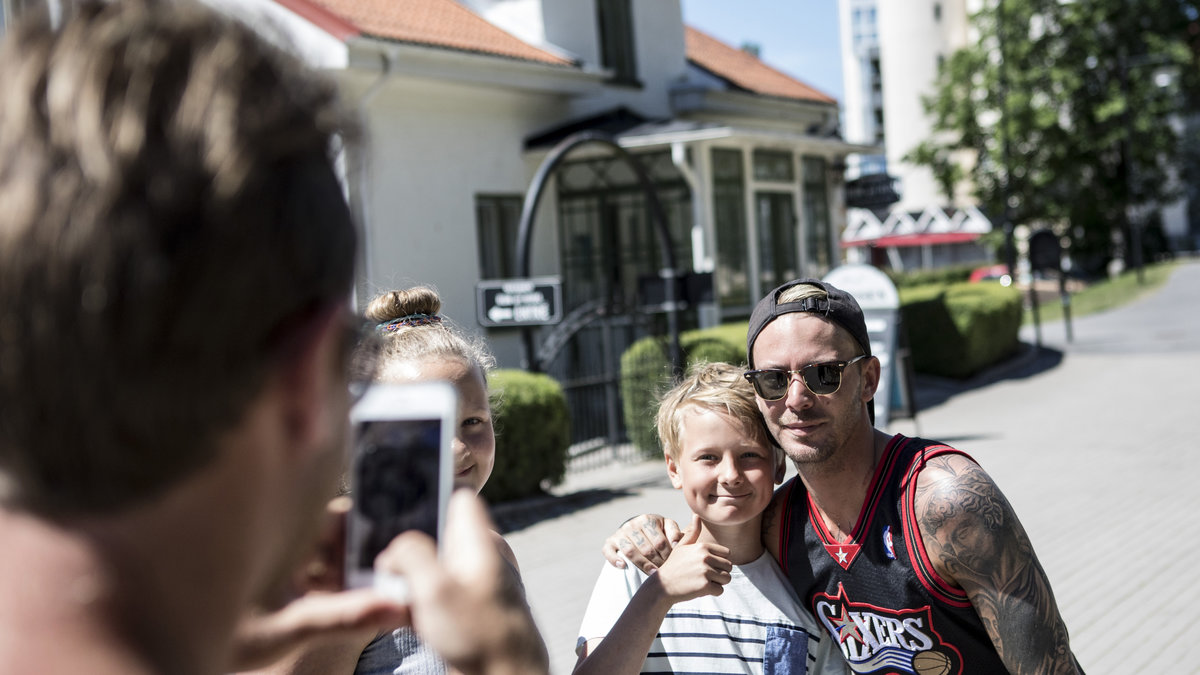 Joakim Lundell tar bild med fans.