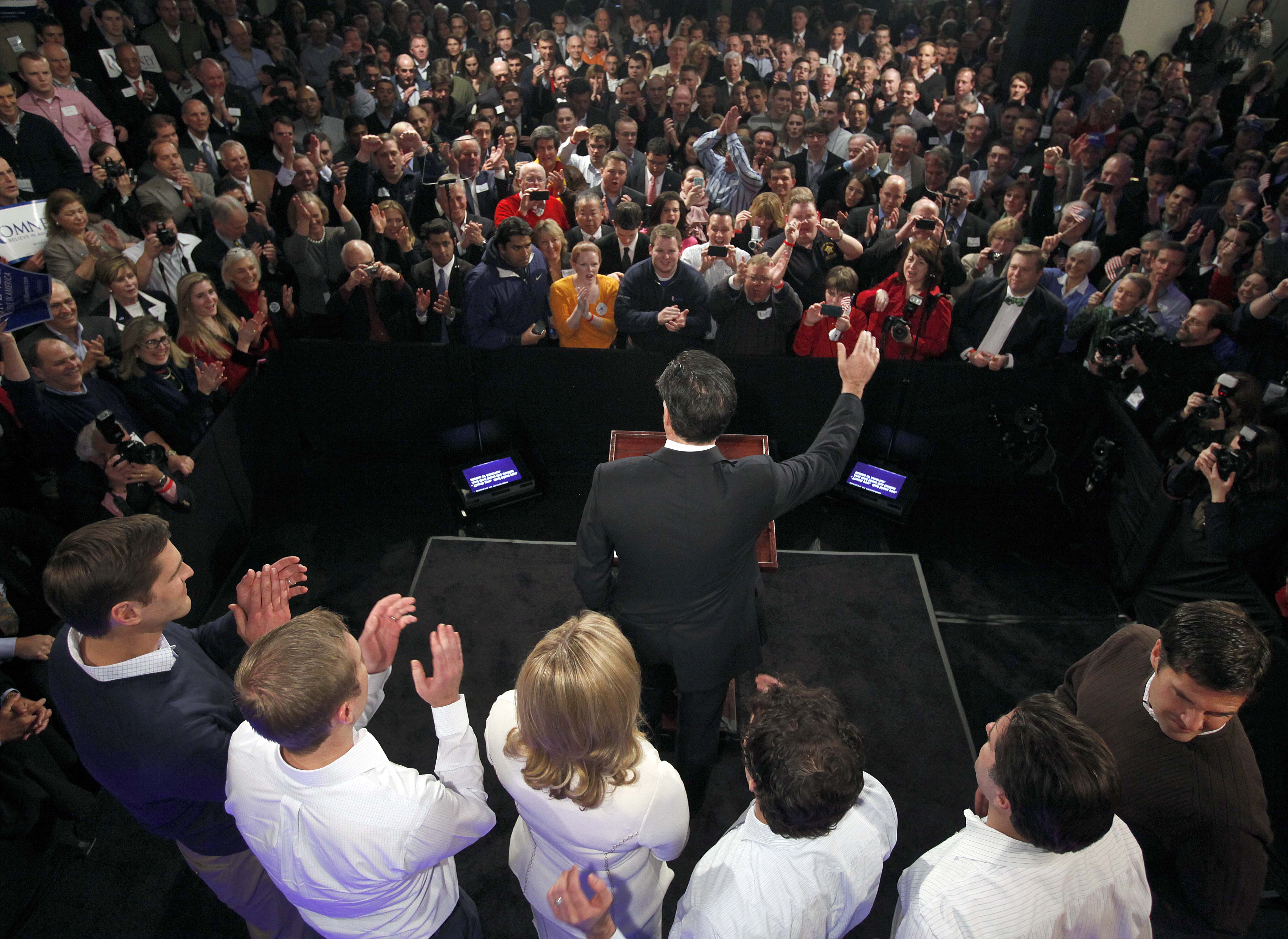 Mitt Romney hyllades av sina anhängare när han höll sitt segertal på tisdagskvällen.