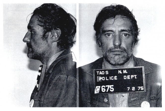 Dennis Hopper bild från 1975. Misstänkt för att ha orsakat en bilkrock. Han stack från brottsplatsen. 