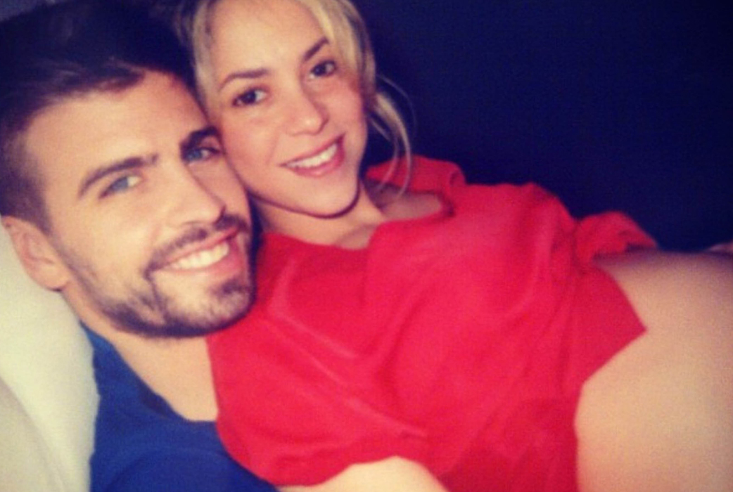 Shakira visar upp sin gravidmage! Shakira visar upp sin gravidmage!