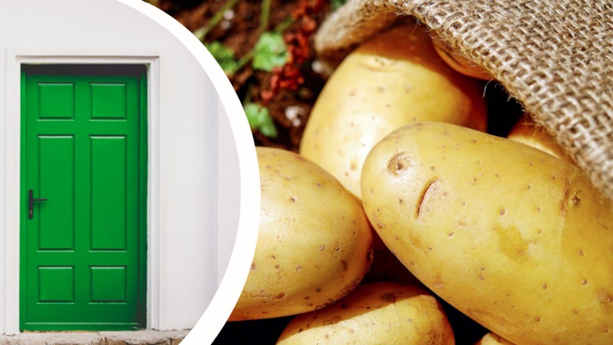 En grön ytterdörr och potatis i en påse
