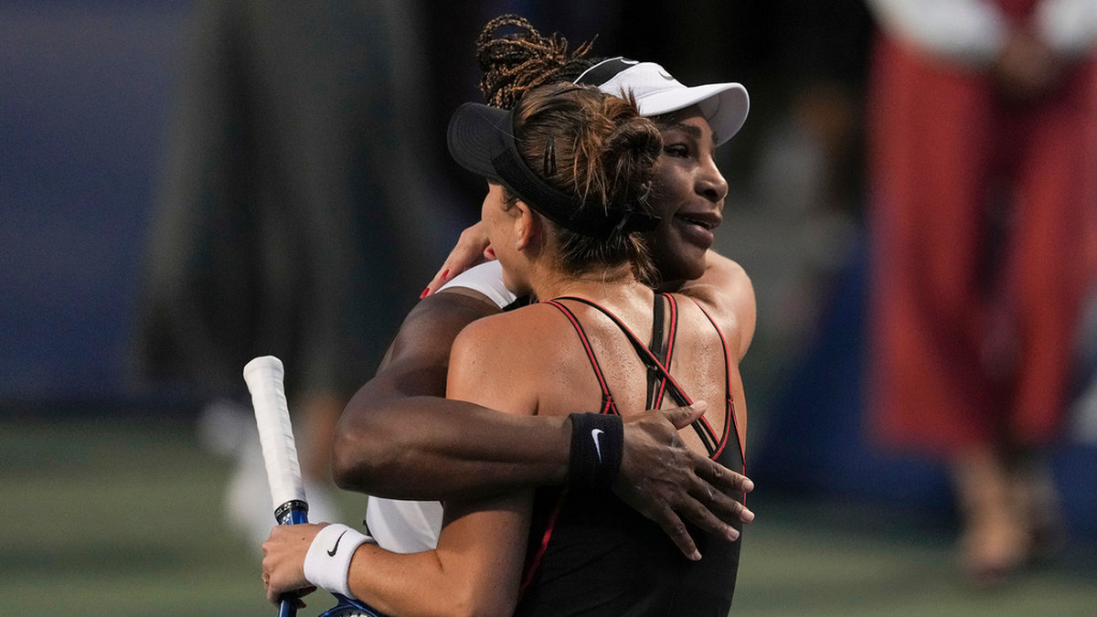Serena Williams kramat om Belinda Bencic efter WTA-matchen i Toronto.