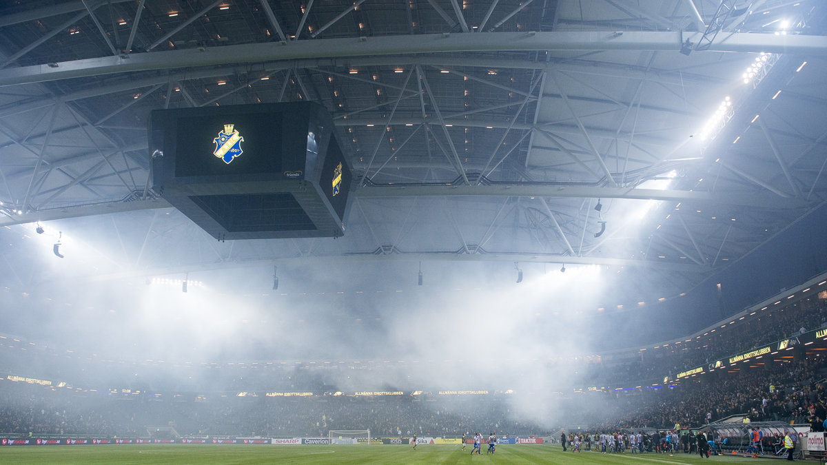 Ett utrymningslarm gick igång under matchen, troligtvis på grund av röken inne på arenan.