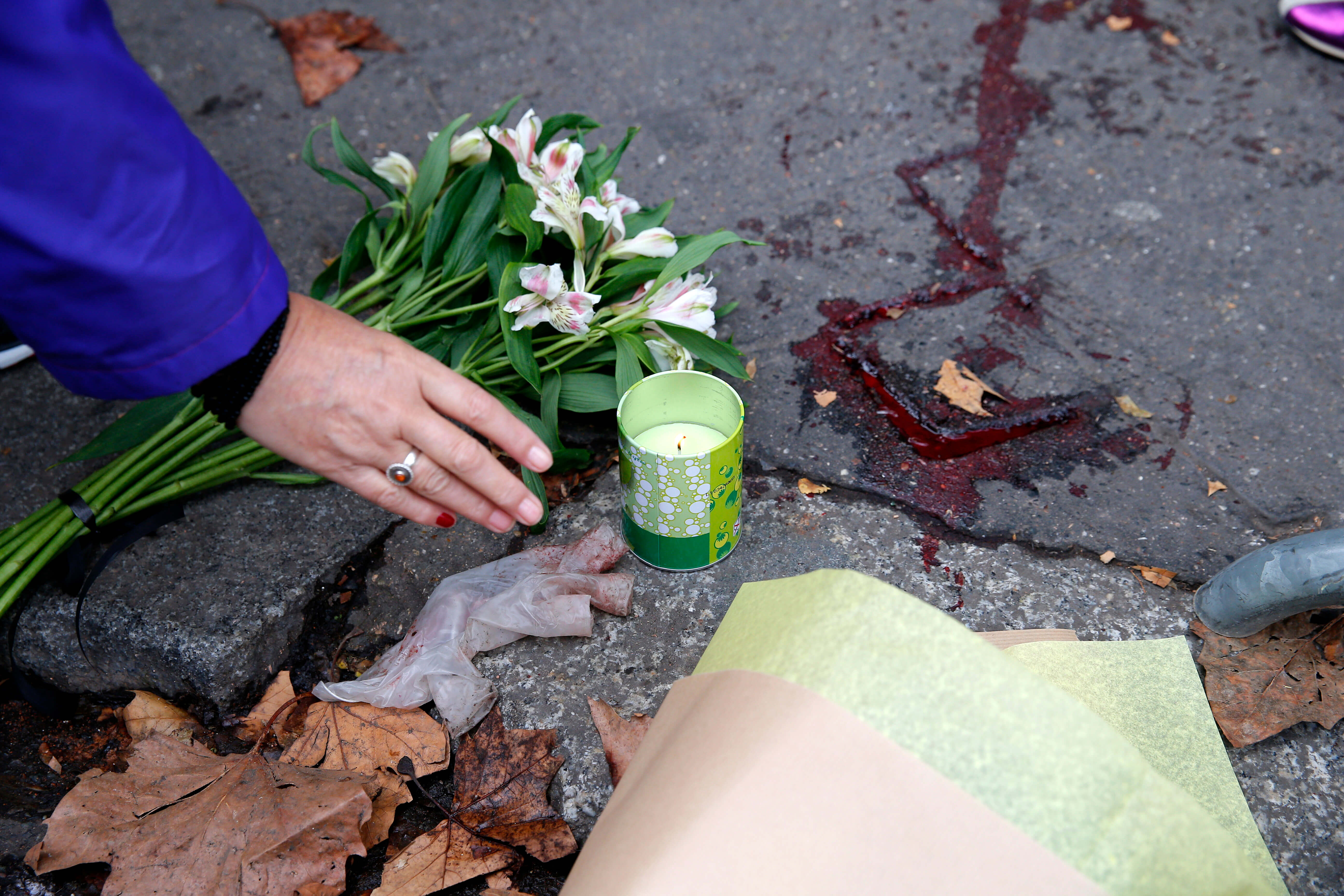 Hedrar offren efter terrorattacken i Paris Hedrar offren efter terrorattacken i Paris