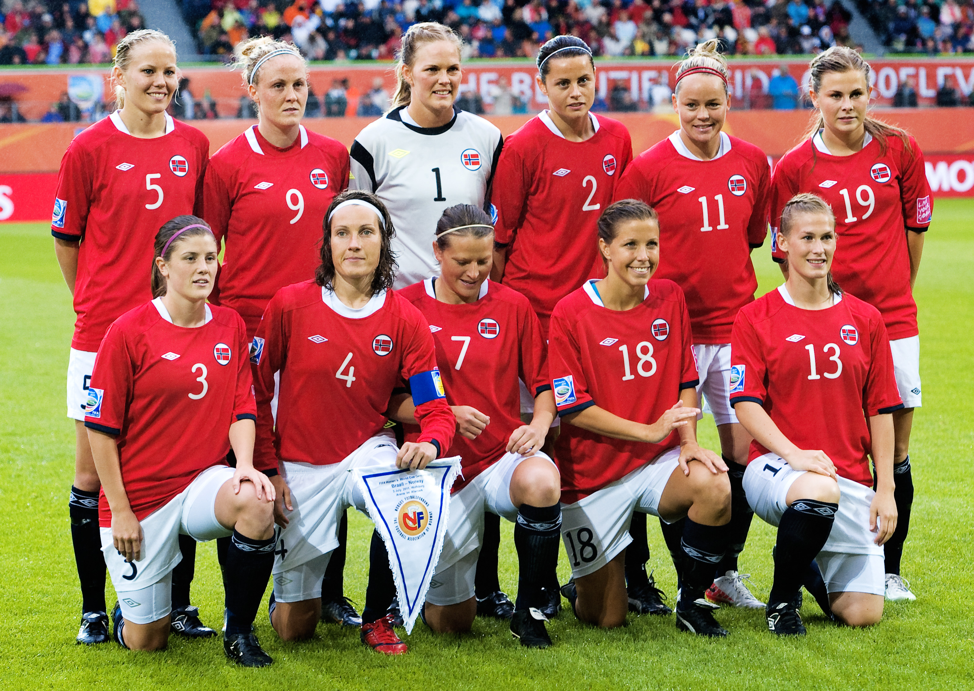 Larsen Kaurin var med och spelade VM för Norge 2011. Hon bär nummer elva. 