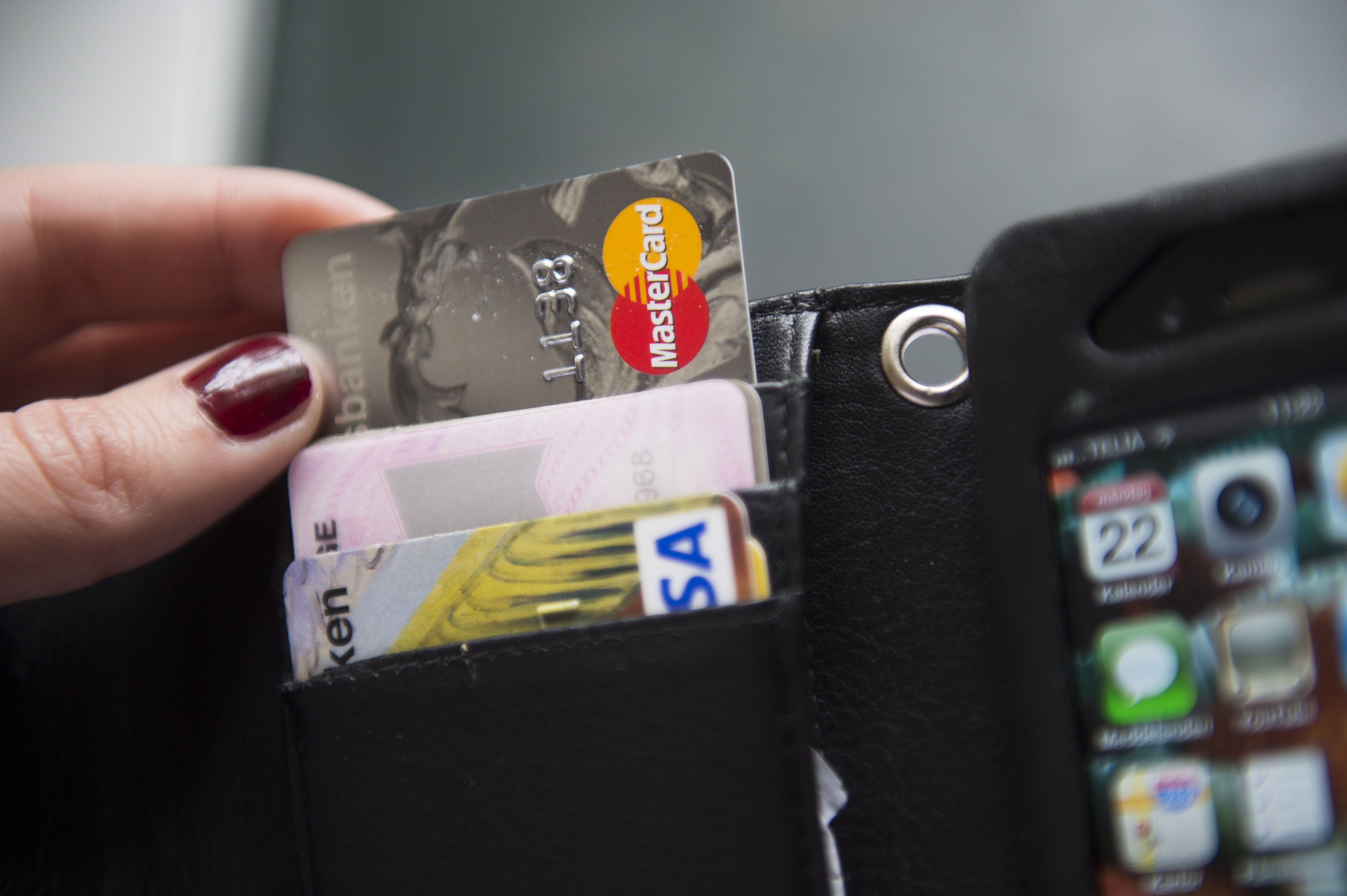 Visa och mastercardkort i en plånbok Visa och mastercardkort i en plånbok