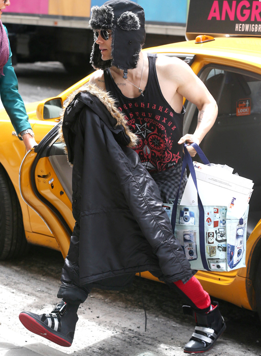 Jared Leto visar upp musklerna i ett linne (+ en väldigt varm mössa?) Jared Leto visar upp musklerna i ett linne (+ en väldigt varm mössa?)