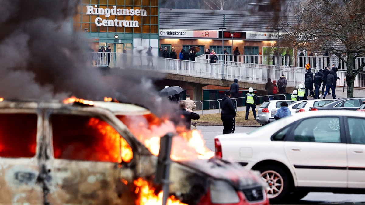Under påsken sattes bland annat bilar i brand, som här på en parkering i Navestad i Norrköping.