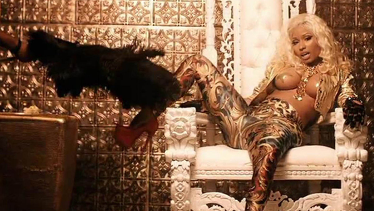 Nicki Minaj poserar och dansar i den nya videon. 