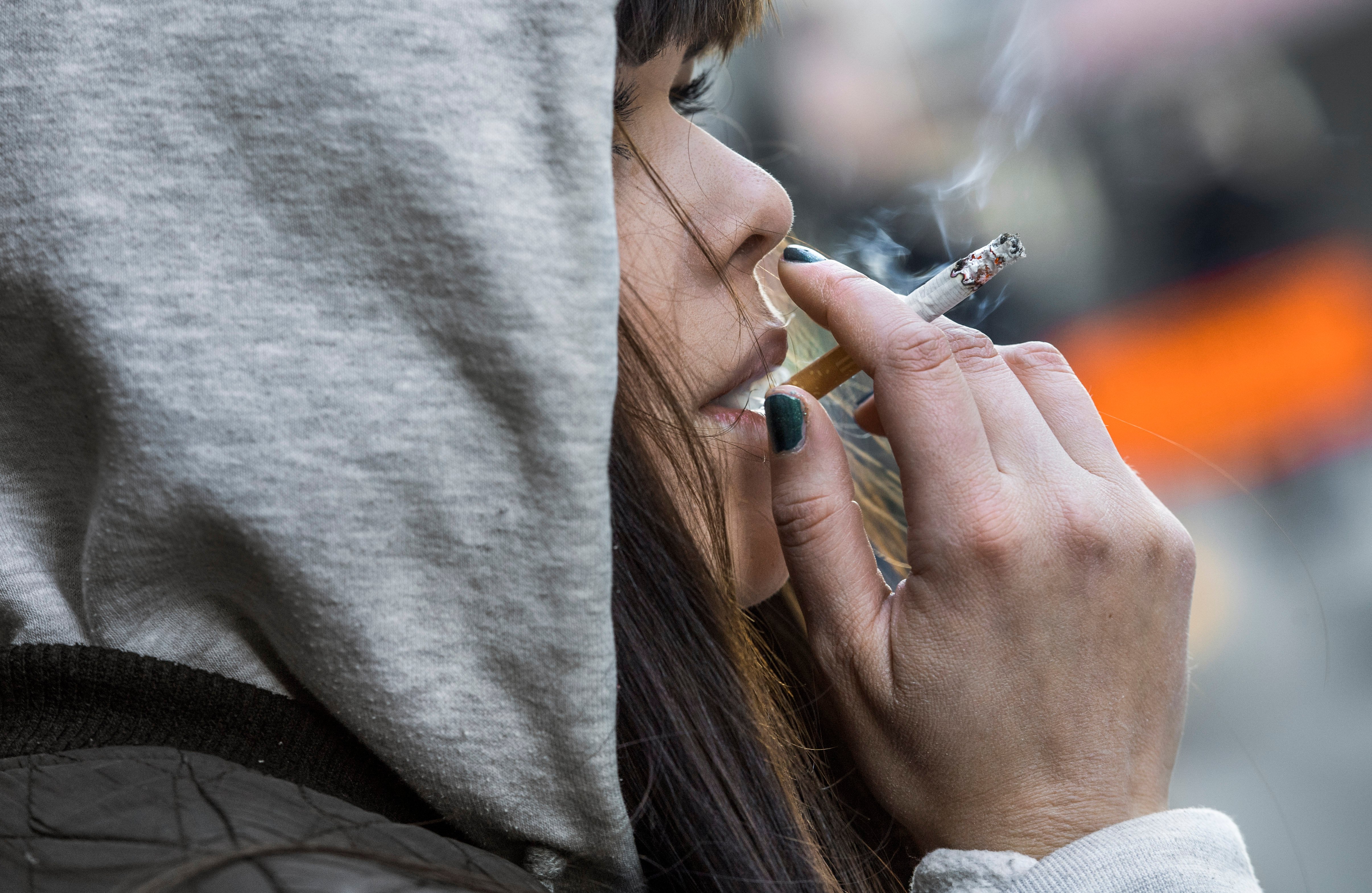 Man sparar flera tusen om året om man slutar röka Man sparar flera tusen om året om man slutar röka