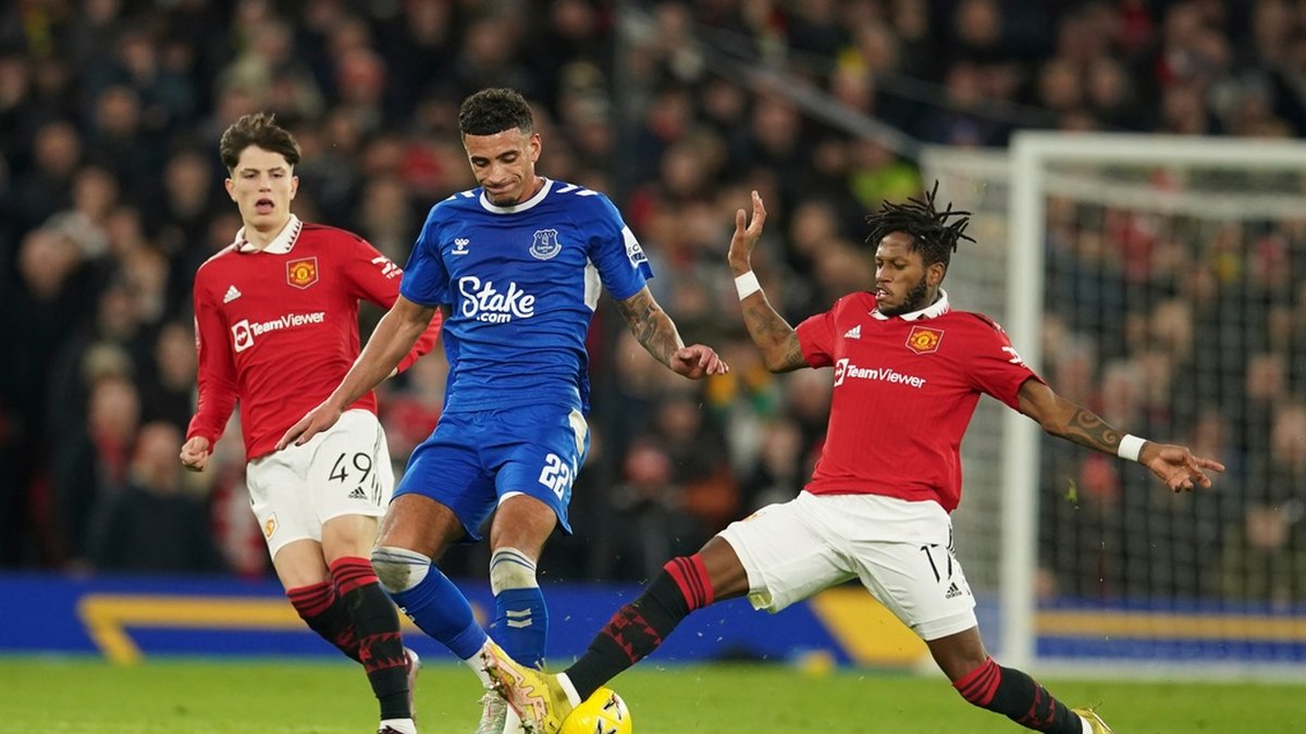 Manchester Uniteds Fred, till höger, försöker få stopp på Evertons Ben Godfrey i Uniteds 3–1-seger.