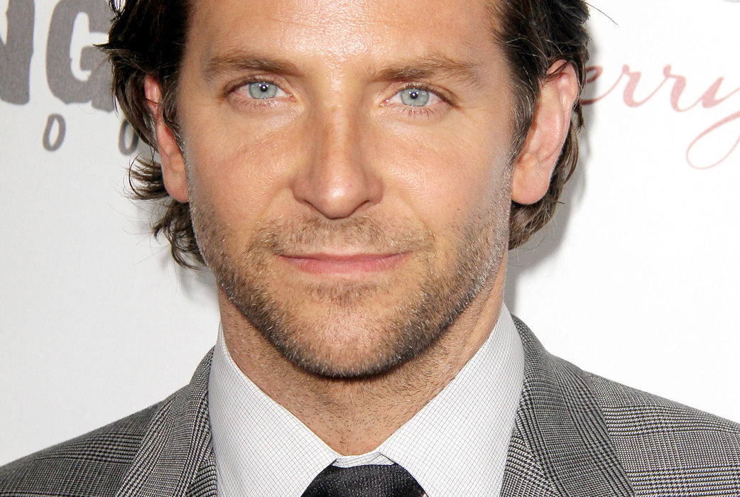 13. Hangover-stjärnan Bradley Cooper, 37, är inte bara rolig, han är dödligt snygg också. 13. Hangover-stjärnan Bradley Cooper, 37, är inte bara rolig, han är dödligt snygg också.