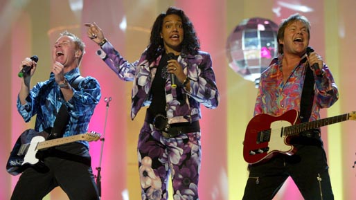 Här ser vi gruppen Style, i blomstrande outfits, tävlade i Melodifestivalen år 2003 med låten "Stay the night". 
