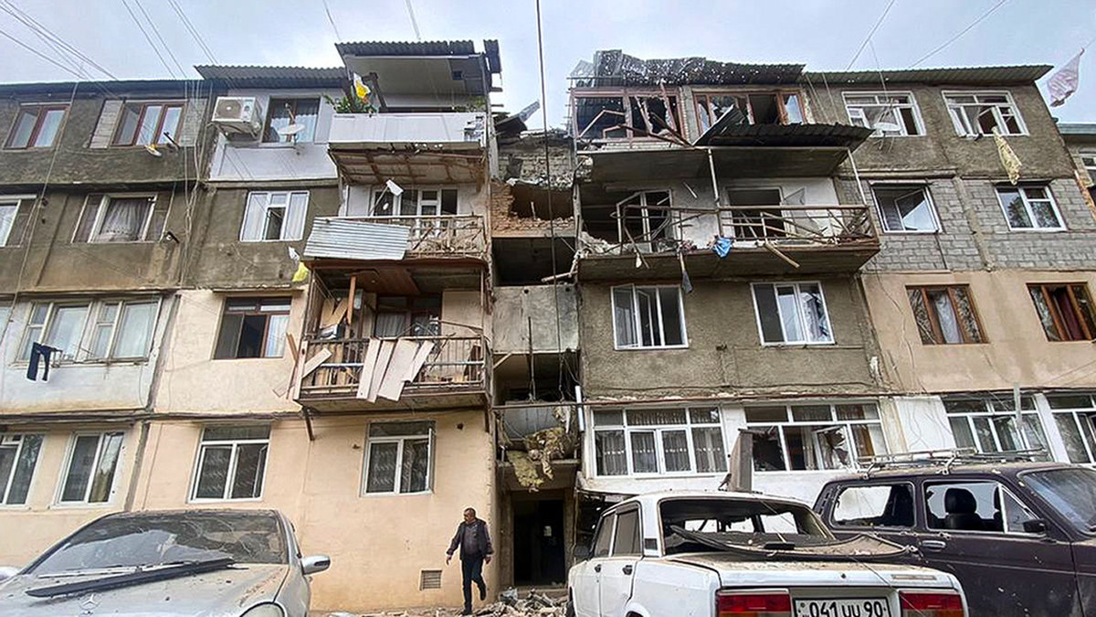 Byggnad i den regionala huvudstaden Stepanakert efter attacker tidigare under veckan. Arkivbild.