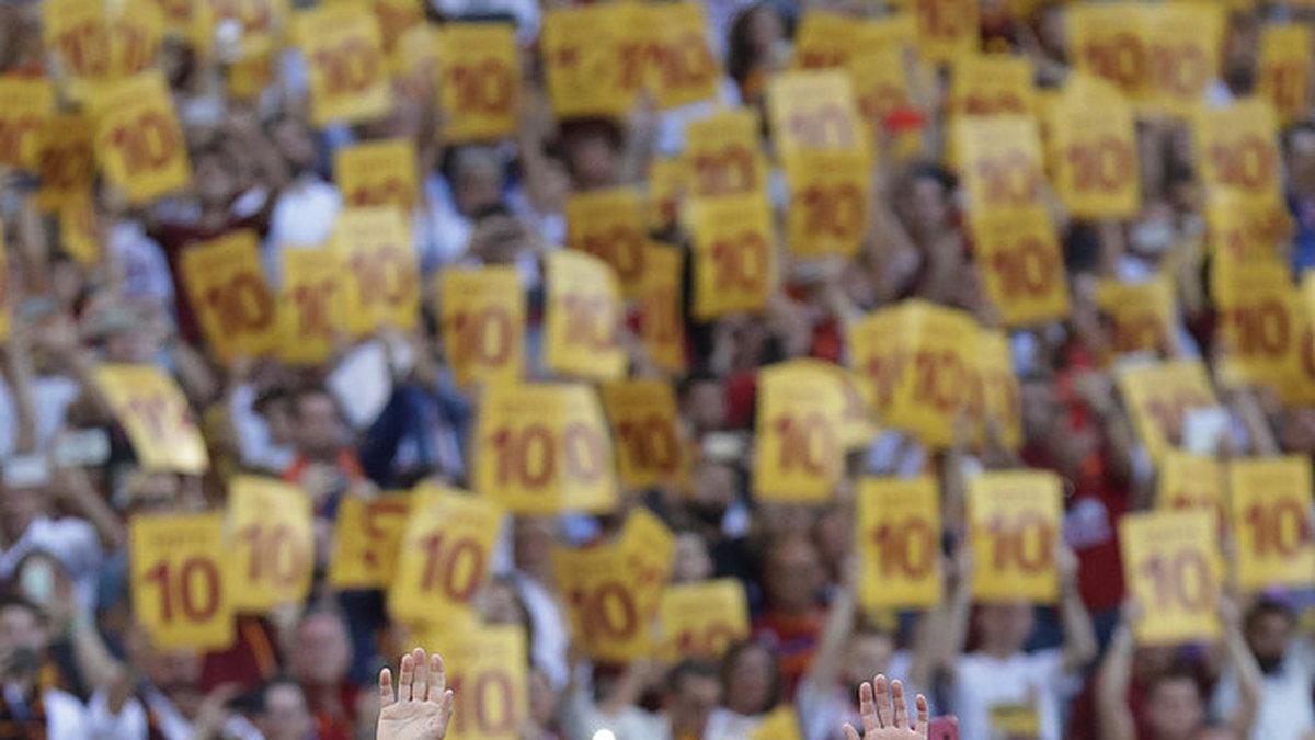 Här tar Totti emot publikens jubel under hans sista match. 