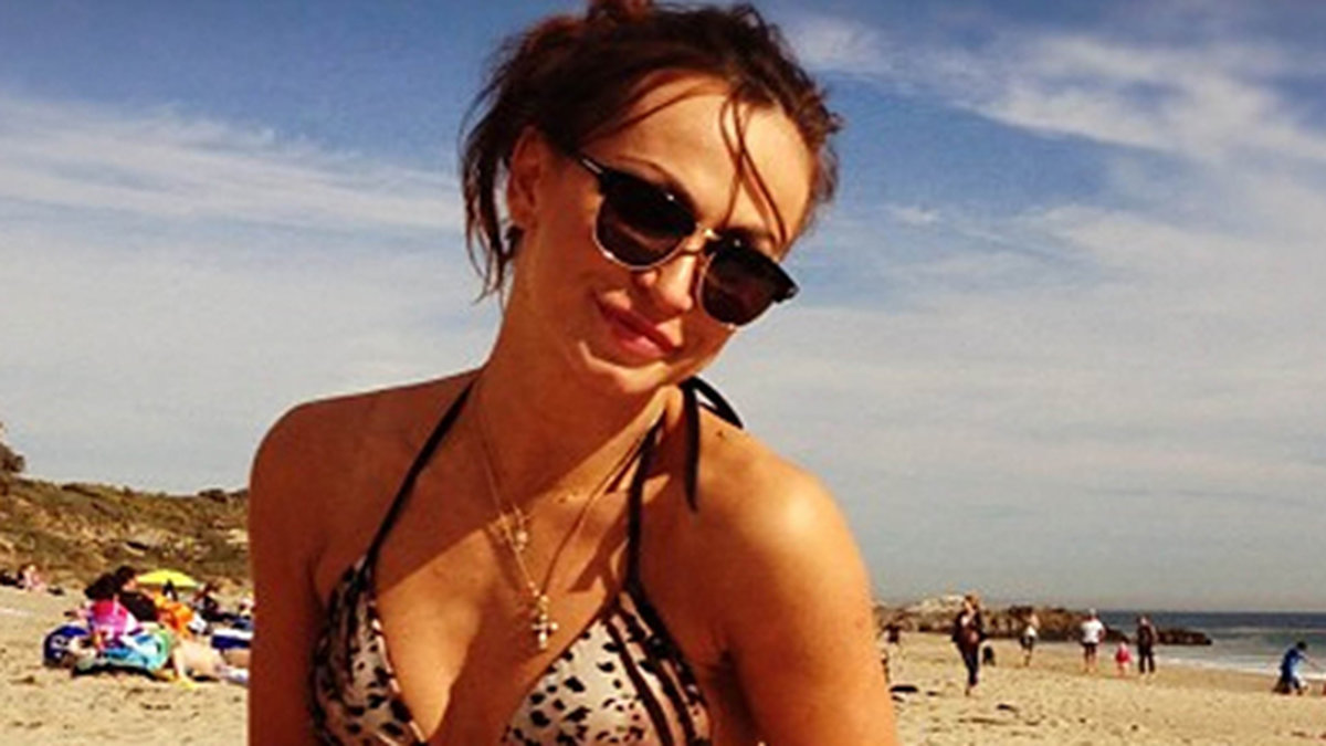 Karina Smirnoff tar med sig jycken till stranden i Malibu. 