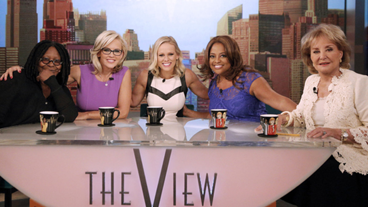 Skådespelerskan Whoopi Goldberg tillsammans med övriga programledare i talkshowen "The View".