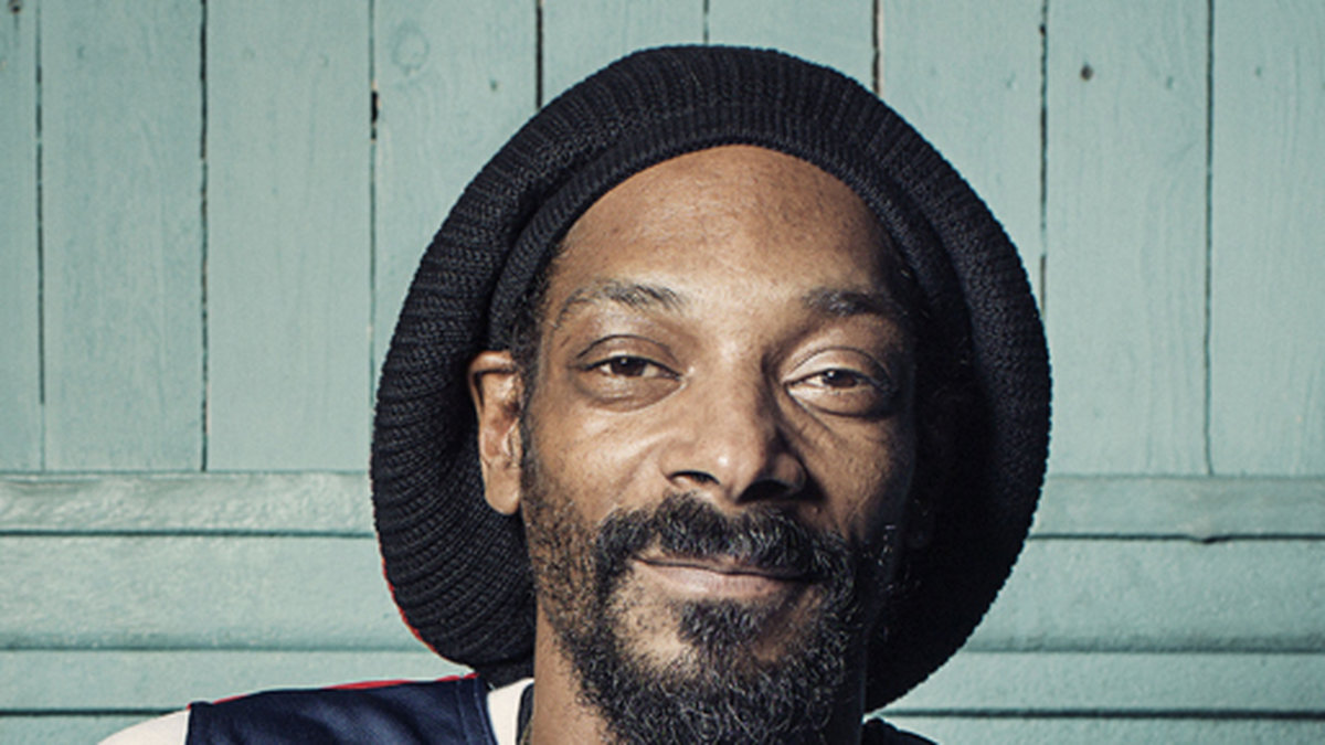 Snoop Dogg drog in 84 miljoner kronor och hamnar på listans femtonde plats.