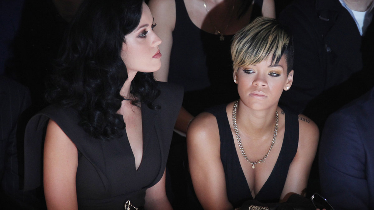 Rihanna kan tjäna stora pengar på att sitta front row på en modevisning. Här ser vi henne med artisten Katy Perry på en visning. 