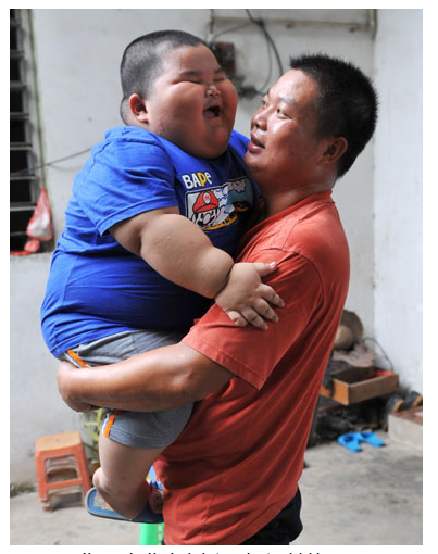 Om Lu Haos viktökning fortsätter i samma takt är det snart treåringen som bär pappan och inte tvärtom.