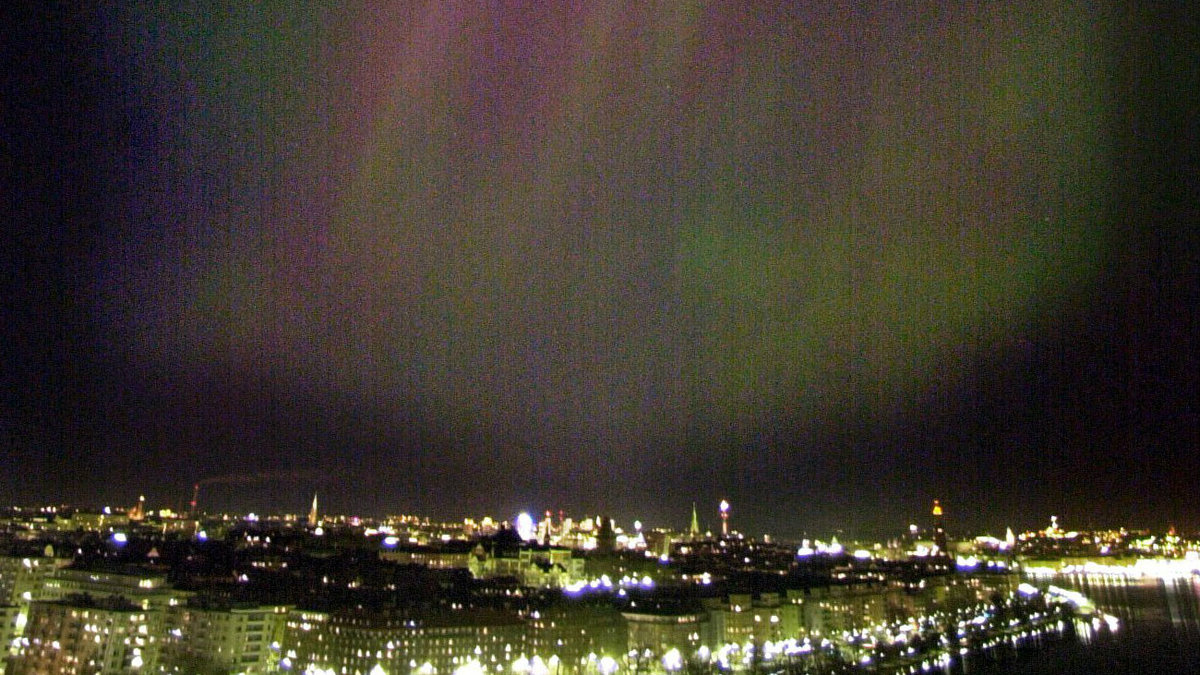 Under måndagskvällen syntes ett ljussken över Stockholm och Uppsala.
Ljusskenet på bilden fotograferades dock år 2000.