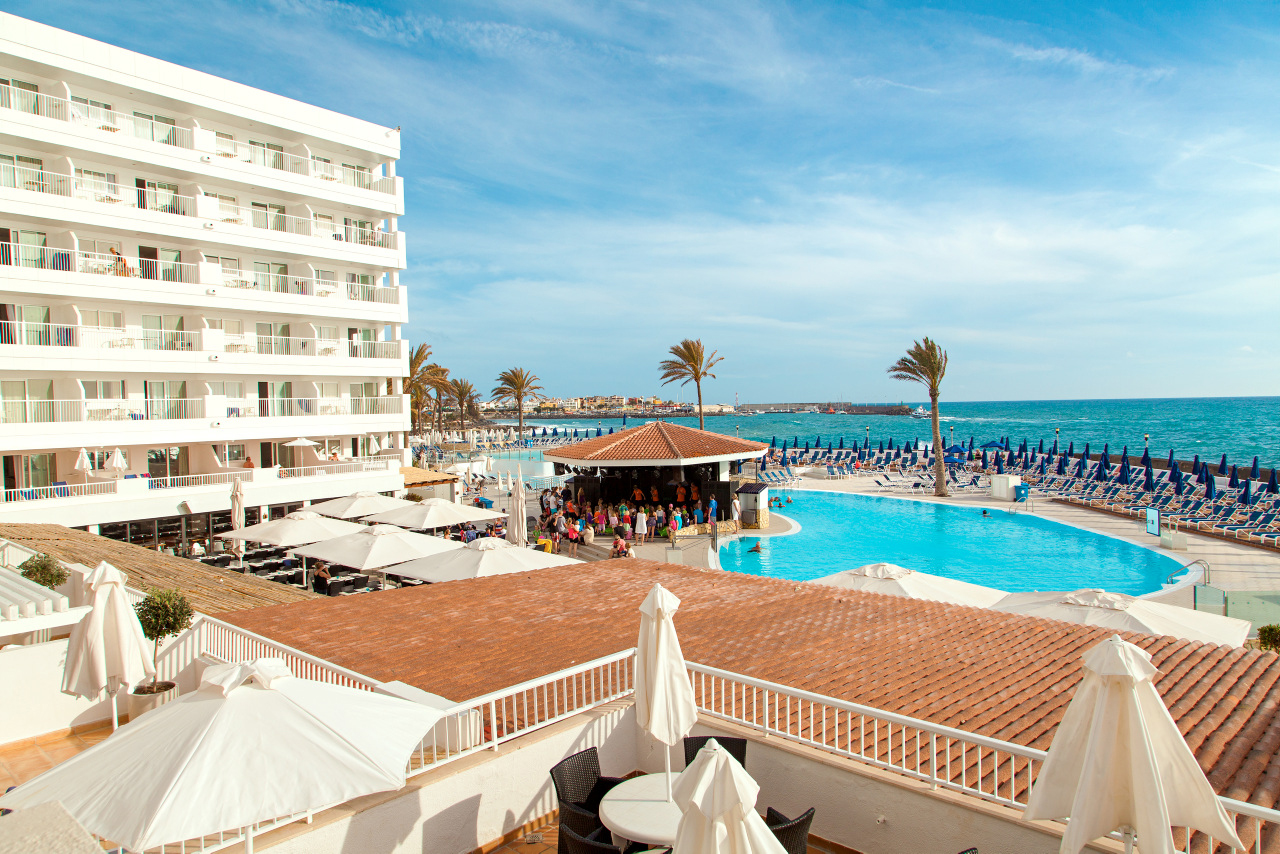 Hotell vid stranden med pool. Hotell vid stranden med pool.