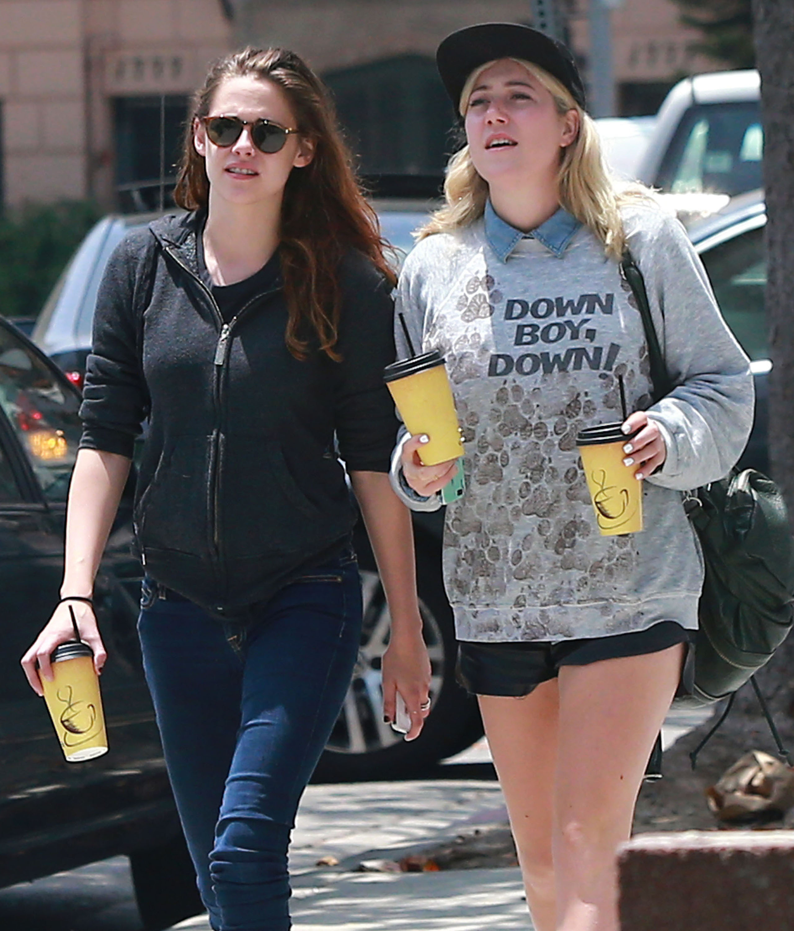 Kristen Stewart hänger med en kompis, det gör hon i en helt vanligt hoodie och jeans. Stjärnan lyckas till och med se tuff ut i det! Kristen Stewart hänger med en kompis, det gör hon i en helt vanligt hoodie och jeans. Stjärnan lyckas till och med se tuff ut i det!