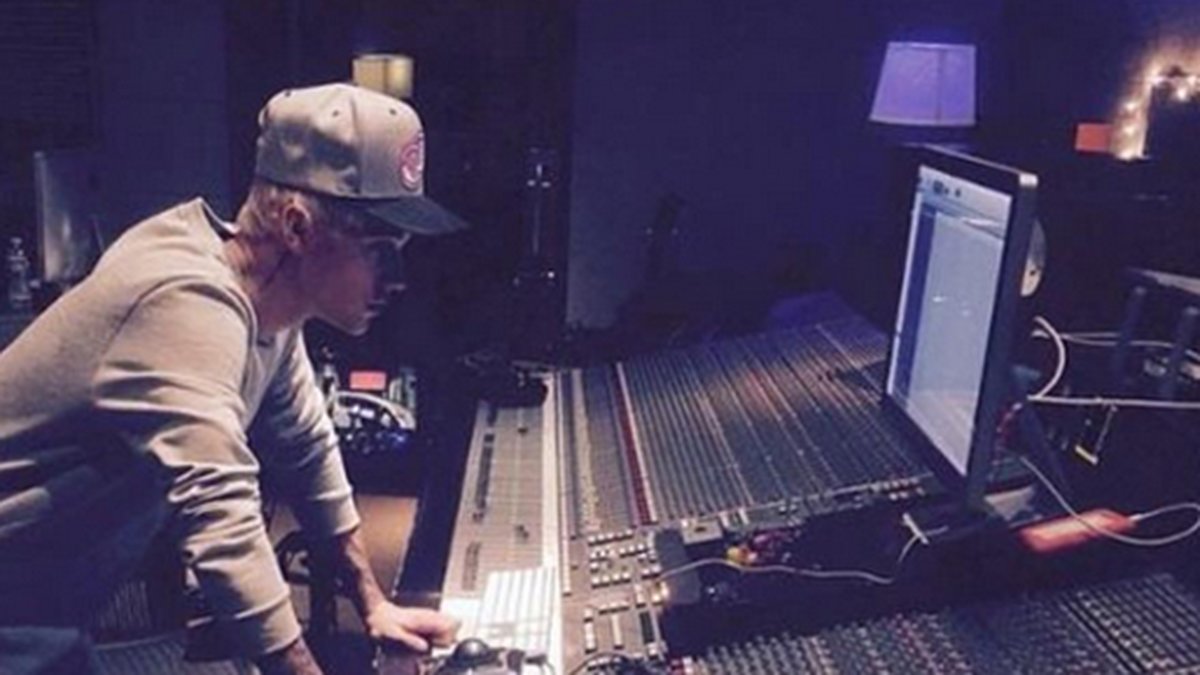 Justin Bieber sliter på i studion. 