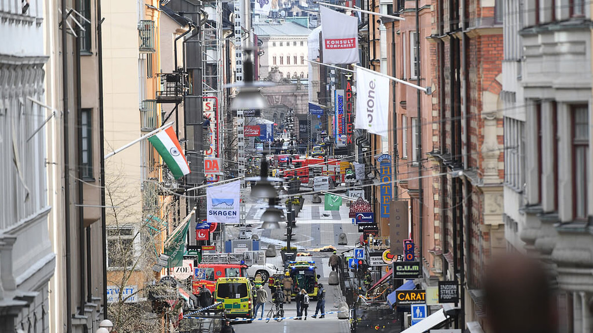 Sedan körde fordonet in i Åhléns City i centrala Stockholm.