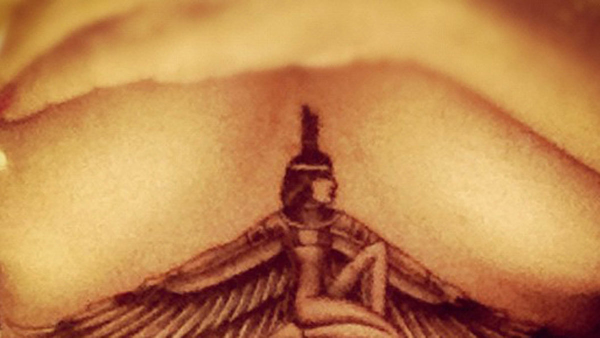 Rihannas största tatuering är den över den egyptiska gudinnan Isis. 