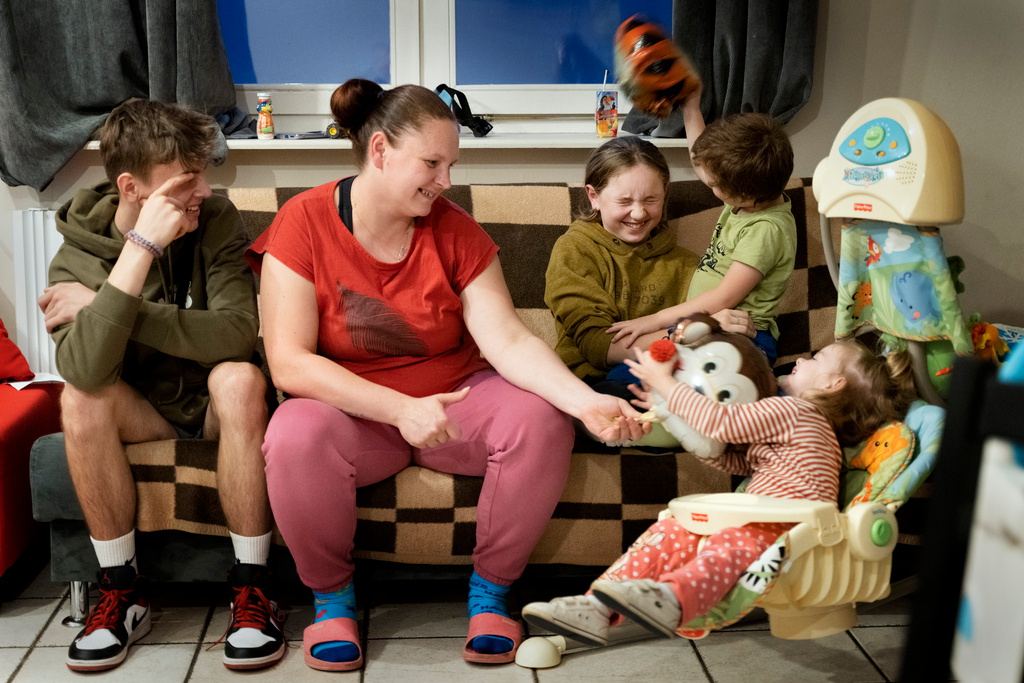 Tetiana Kovalchuk, flykting från Ukraina, tillsammans med barnen Oleh, Melania och Nadia.