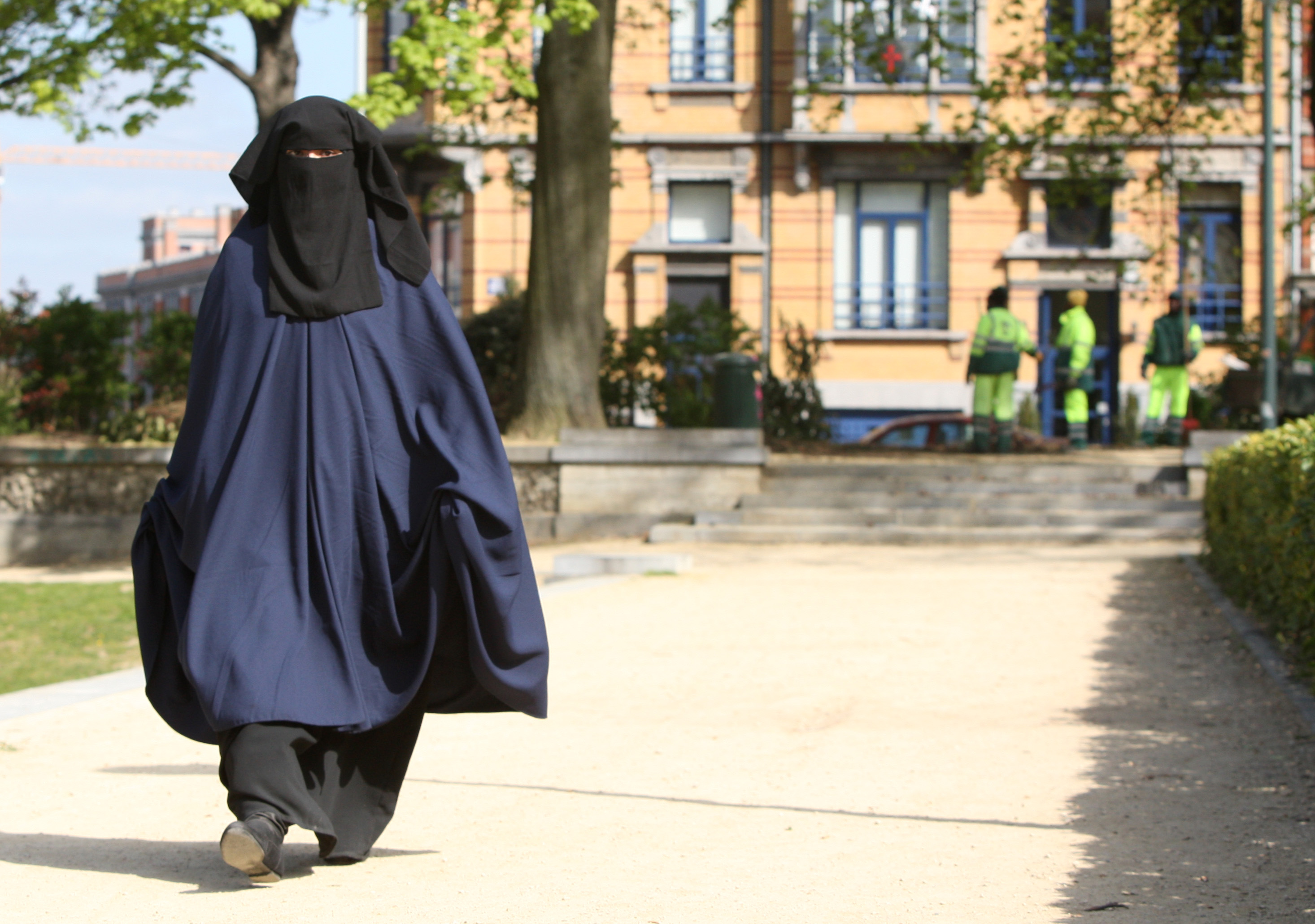 Både elever och lärare ska kunna stoppas från att bära burka.