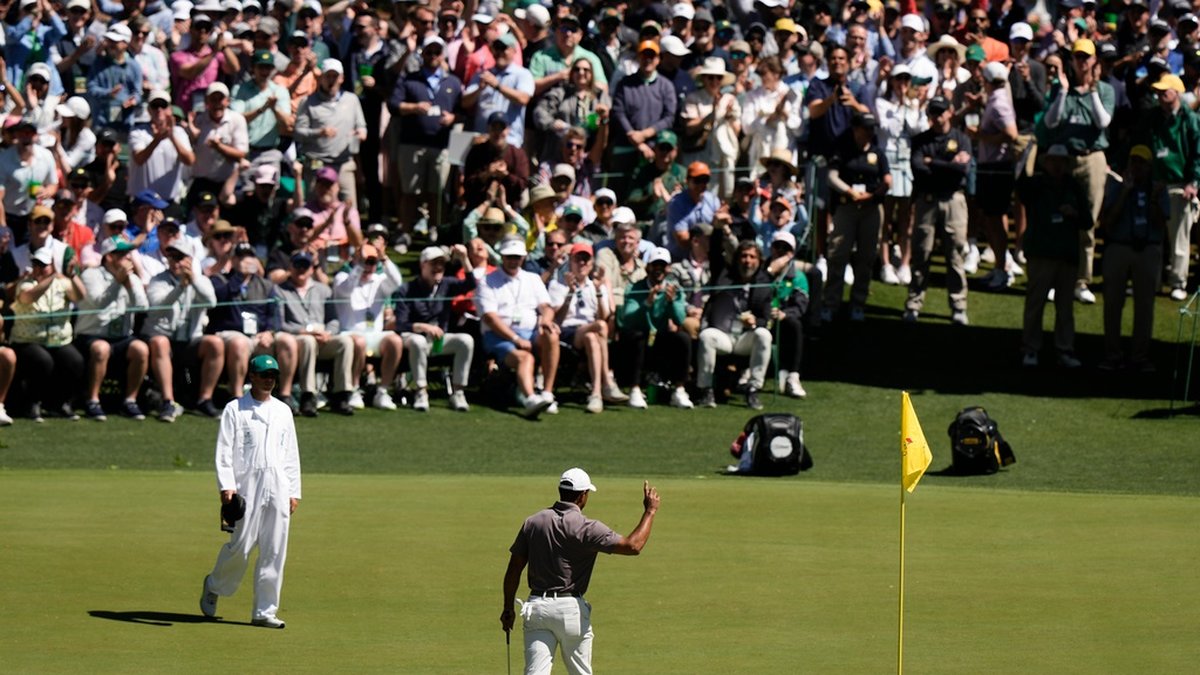 Tiger Woods följdes av stora åskådarskaror på Augusta.